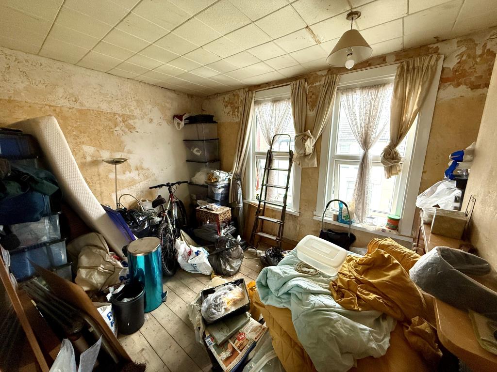 Lot: 164 - MID-TERRACE HOUSE FOR IMPROVEMENT - Bedroom one